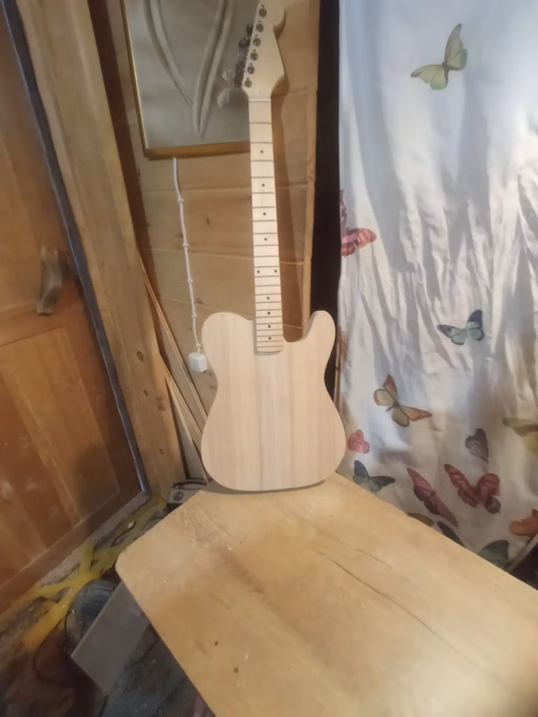 14 guitar full body 983fe90c f0b2 4c8c bf48 18118446ef97