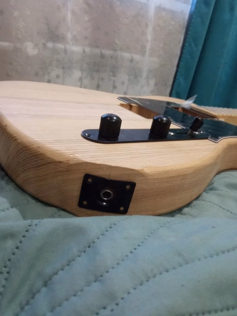 24 guitar electronic b613f422 6c0a 46cc 8d8b a4d2a7cedb4b